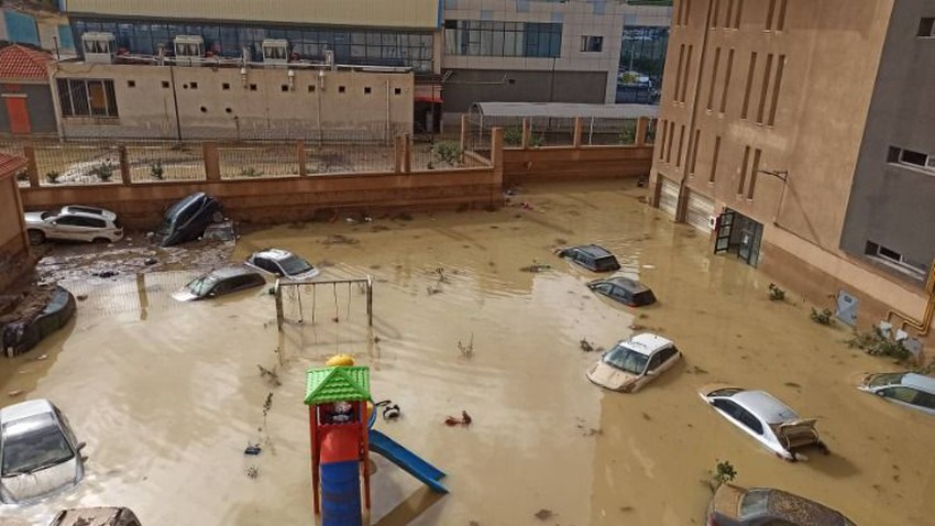 بالفيديو | عواصف الخريف تضرب الجزائر بقوة ومشاهد مؤلمة لسيول جارفة وفيضانات في ولاية برج بوعريريج 