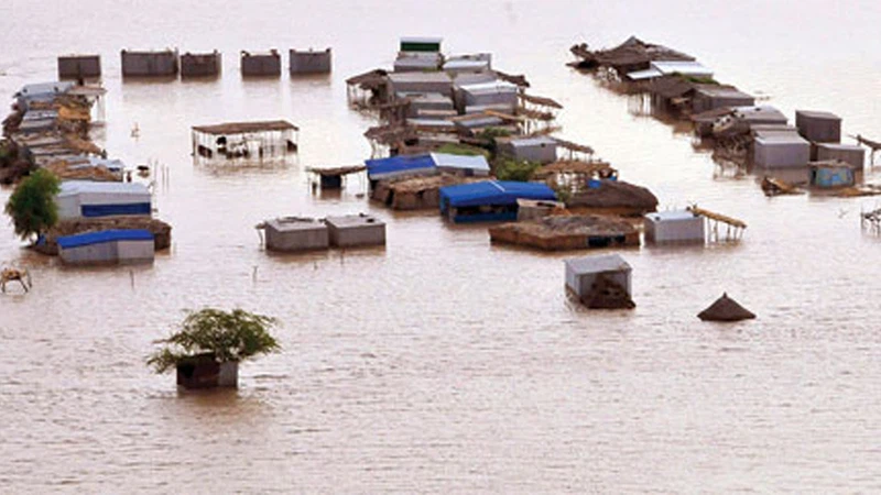 تعبيرية وفاة عشرات الأشخاص وتدمير الآف المنازل في السودان بسبب الفيضانات