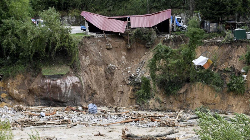 فيضانات شديدة في إيطاليا وفرنسا ادت إلى فقدان بعض المواطنين فيضانات شديدة في إيطاليا وفرنسا ادت إلى فقدان بعض المواطنين