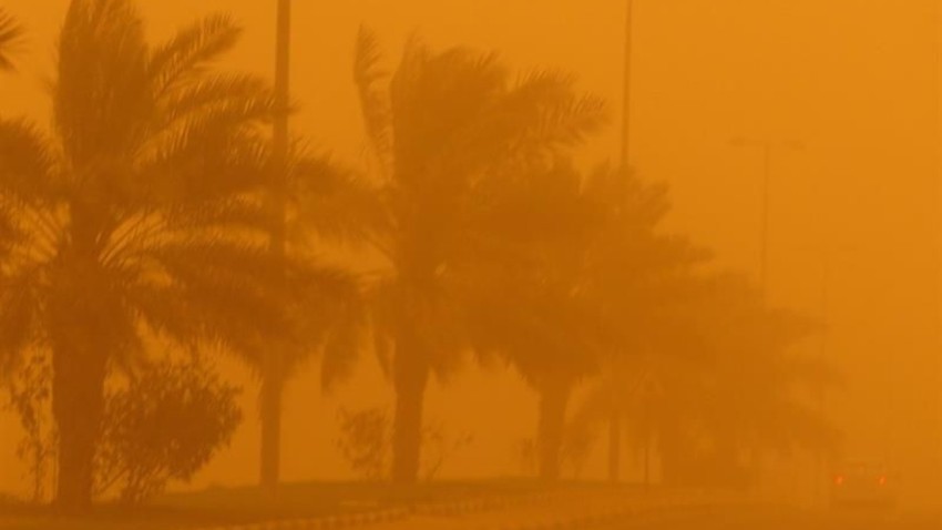 Saudi Arabia | Heavy dust continues to affect Hafr Al-Batin and Al-Qassim for more than 18 hours! ...and the coming hours carry more