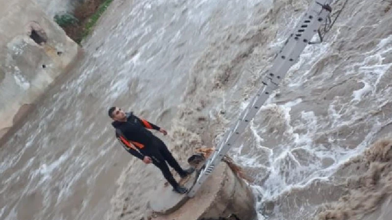 إنقاذ شخص من داخل سيل الزرقاء إنقاذ شخص من داخل سيل الزرقاء
