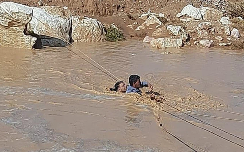 الدفاع المدني ينقذ شخصين حاصرتهم مياه السيول في محافظة الزرقاء