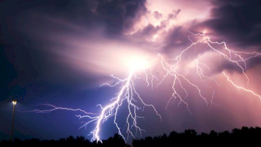 Yanbu - Saudi Arabia | Scenes of strong lightning and heavy rain this morning, Monday 10-1-2022