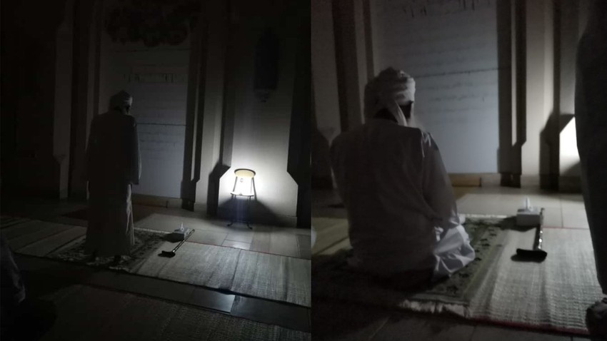 صور | بسبب انقطاع الكهرباء في معظم مناطق سلطنة عُمان سماحة الشيخ يُصلي العشاء في ظلمة الليل