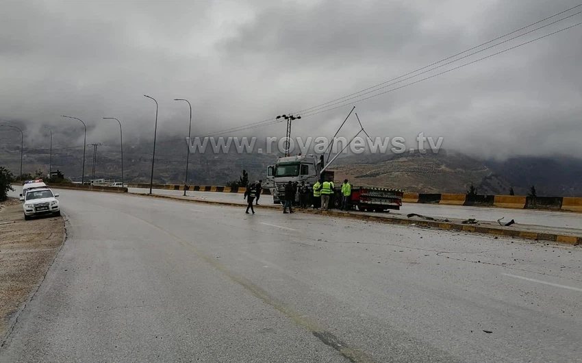 Because of the rain || A truck crashes on the Adasiyah-Dead Sea road