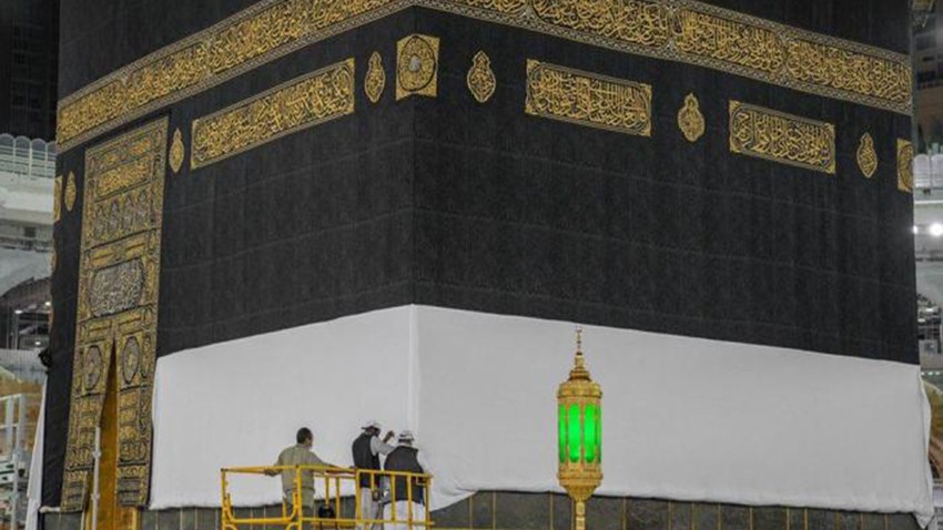 Pourquoi les rideaux de la Kaaba sont-ils levés chaque année pendant la saison du Hajj ?