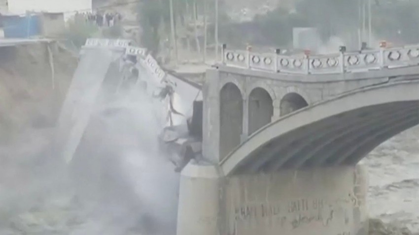 بالفيديو | فيضان هائل يجرف جسرا تاريخيا في باكستان وتغير المناخ المُتهم الأول