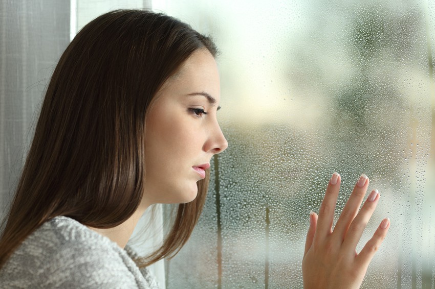 الاكتئاب الخريفي يهدد النساء أكثر من الرجال.. تعرفي على كيفية التغلب عليه