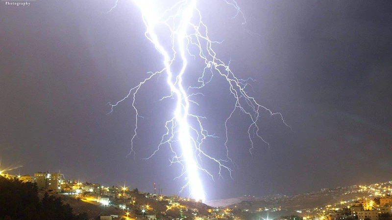 أرشيفية لصاعقة في محافظة البلقاء في شهر أكتوبر الماضي السلط تحقق أكبر مجموع مطري  في نوفمبر خلال العشرين عاماً الأخيرة