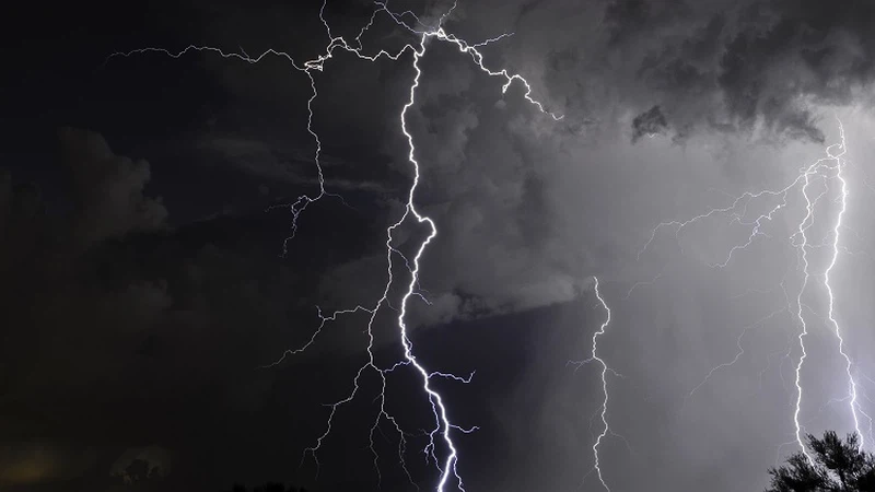 زخات امطار رعدية قد تكون غزيرة في بعض المناطق زخات امطار رعدية قد تكون غزيرة في بعض المناطق