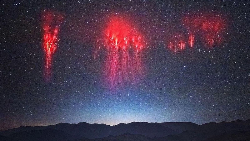 عدسة مصور في الصين تلتقط صور عجيبة لظاهرة عفريت البرق..فما هو عفريت البرق؟ عدسة مصور في الصين تلتقط صور عجيبة لظاهرة عفريت البرق..فما هو عفريت البرق؟