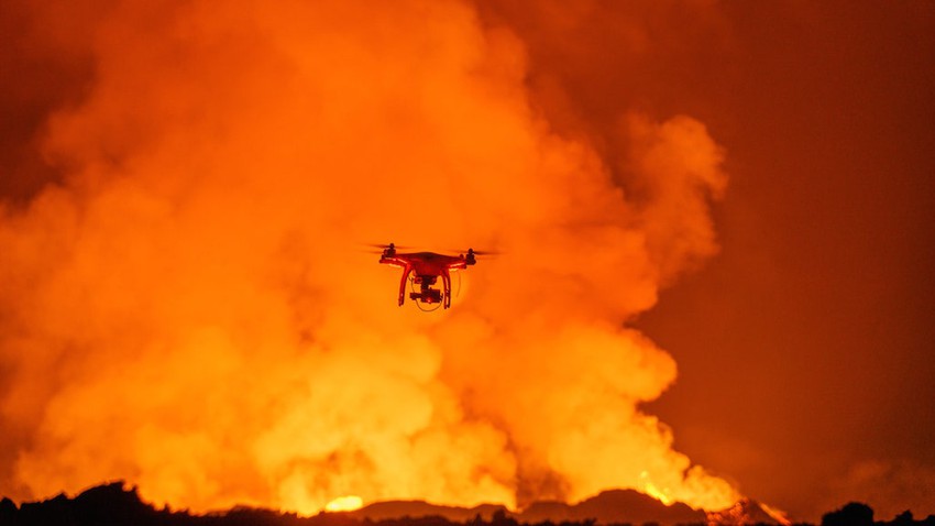 Regardez le moment où un drone brûle après s&#39;être approché de la lave du cratère d&#39;un volcan en Islande