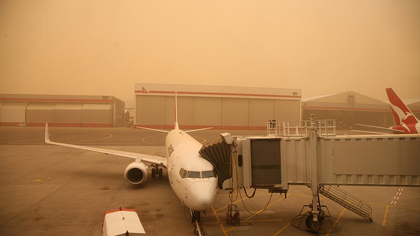 الإمارات | مطارات دبي تُعلن تحويل 10 رحلات جوية يوم أمس الأحد بسبب الغبار