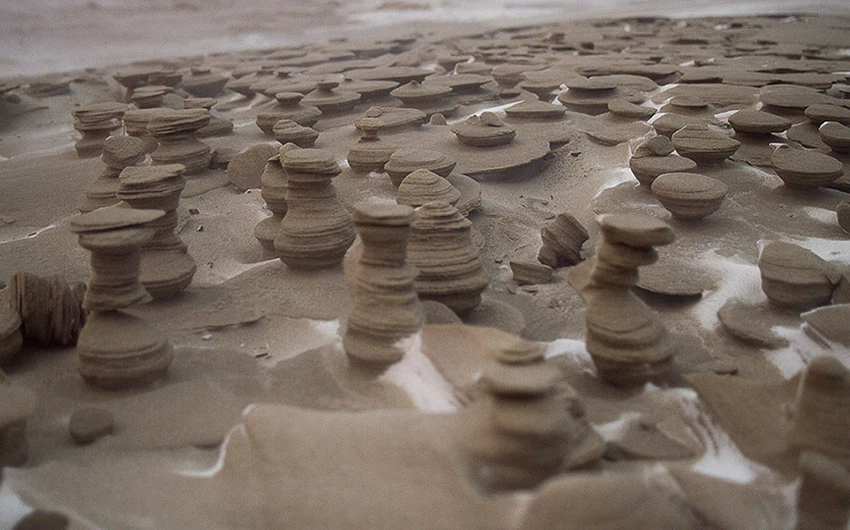 بالصور: الرياح تحول الرمال المتجمدة إلى أبراج غريبة على شاطئ بحيرة ميتشيغان 