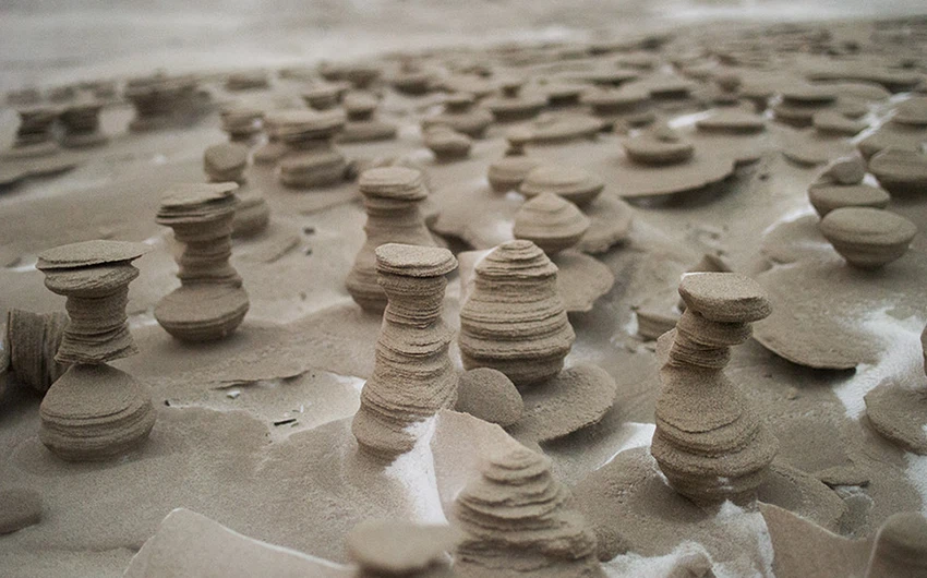 بالصور: الرياح تحول الرمال المتجمدة إلى أبراج غريبة على شاطئ بحيرة ميتشيغان 