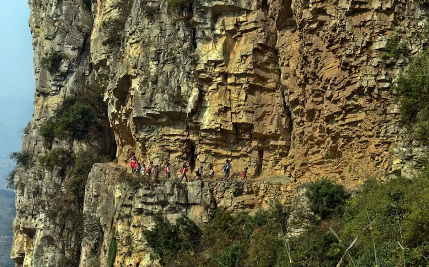 طلبة يقطعون رحلة لـ5 ساعات للوصول إلى المدرسة النائية، الصين