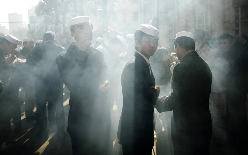 مسلمون من الصين في الأسواق بعد أداء صلاة العيد