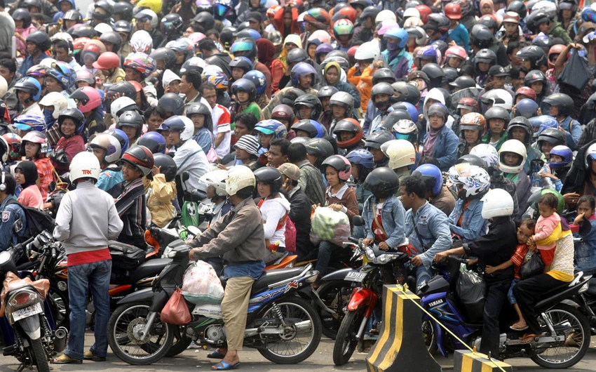 آلاف ال؟إندونيسيين ينتظرون قدوم باخرة لنقلهم من جزيرة لأخرى قبل العيد