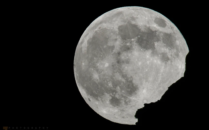 القمر العملاق كما ظهر من جنوب الاردن - تصوير : حمزة العمارات