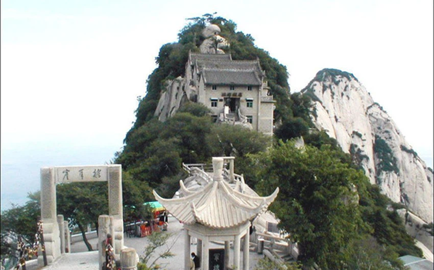 مقهى هواشان/ الصين:  يقع عند أعلى جبل «هوا شان»، في هوايين، بالصين، والمعروف بكونه أخطر جبل في الصين.