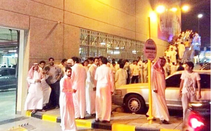 بالصور:  طوابير وازدحامات لشراء آيفون6 في الرياض