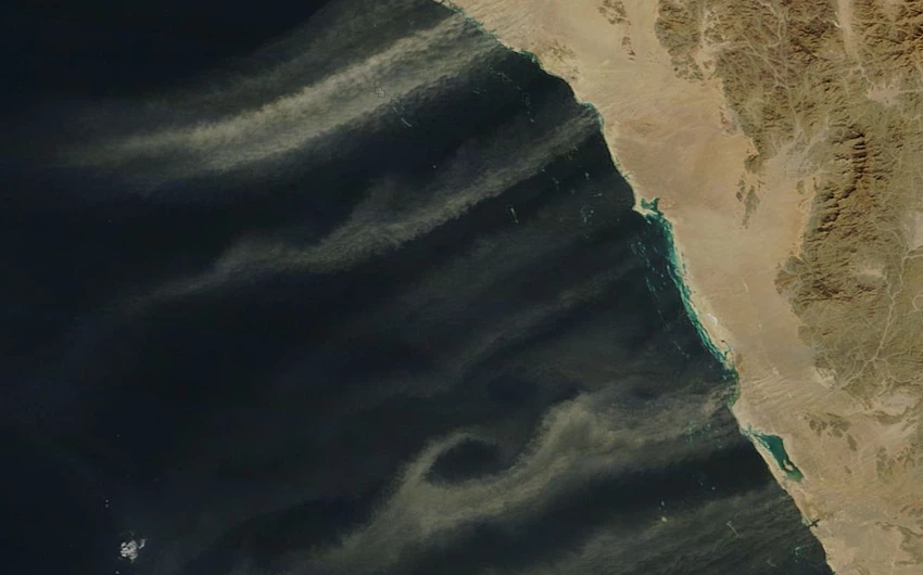 أسهم الغبار تتجه من السعودية إلى البحر بفعل الرياح