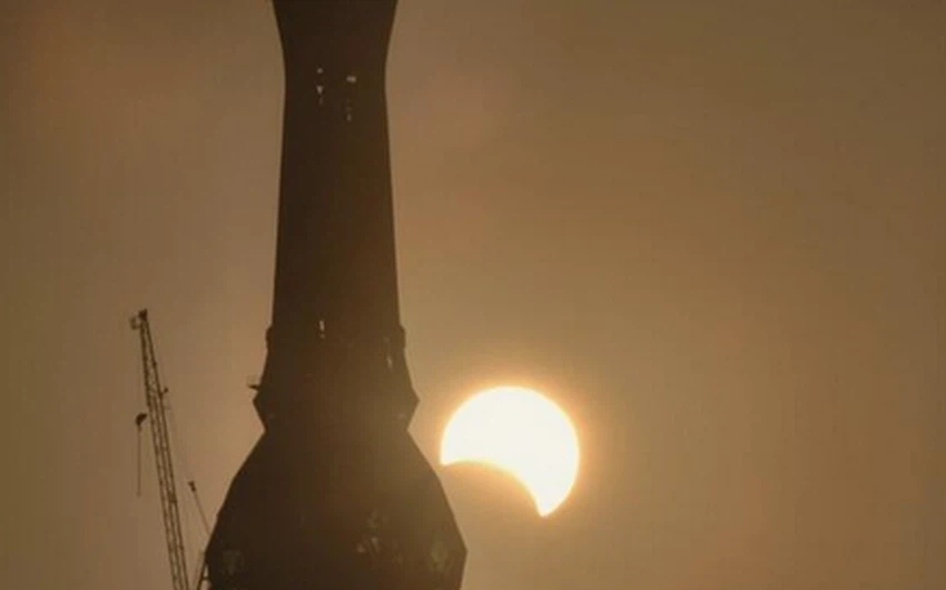 صورة لكسوف الشمس مع برج الساعة في مكة المكرمة