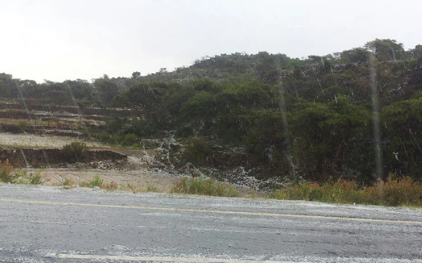 بالصور: أمطار وبَرَد على منطقة السودة في أبها عصر أمس 