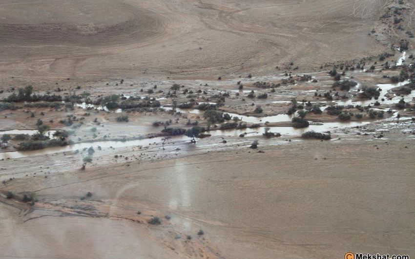 صور مذهلة من الطائرة تظهر تحول الصحراء إلى بحيرات عقب الأمطار