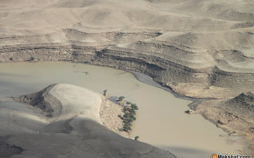 صور مذهلة من الطائرة تظهر تحول الصحراء إلى بحيرات عقب الأمطار