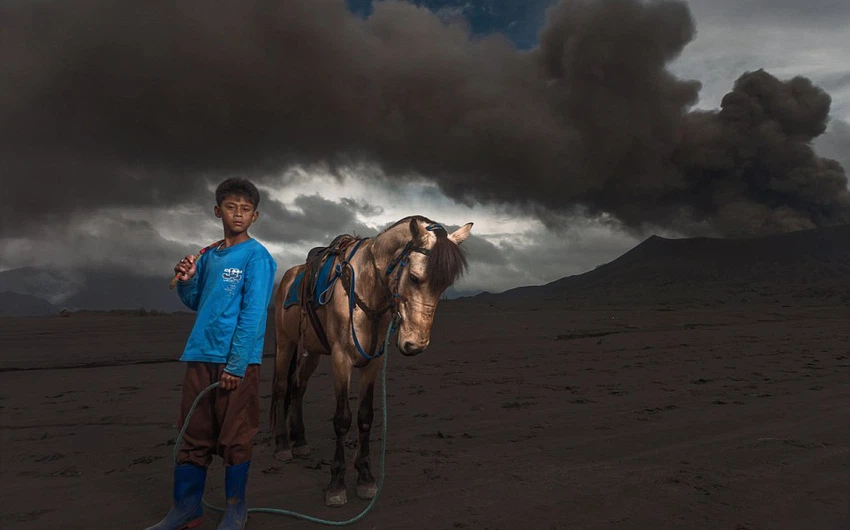 صور مذهلة للسكان المحليين.. الخيول والبراكين في إندونيسيا