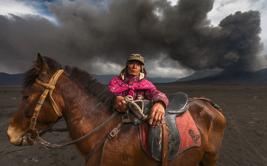 Des images étonnantes de la population locale... des chevaux et des volcans en Indonésie