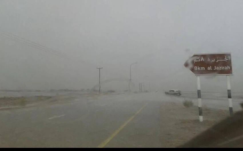 بالصور : أمطار غزيرة يوم السبت في أجزاء من الإمارات و سلطنة عُمان