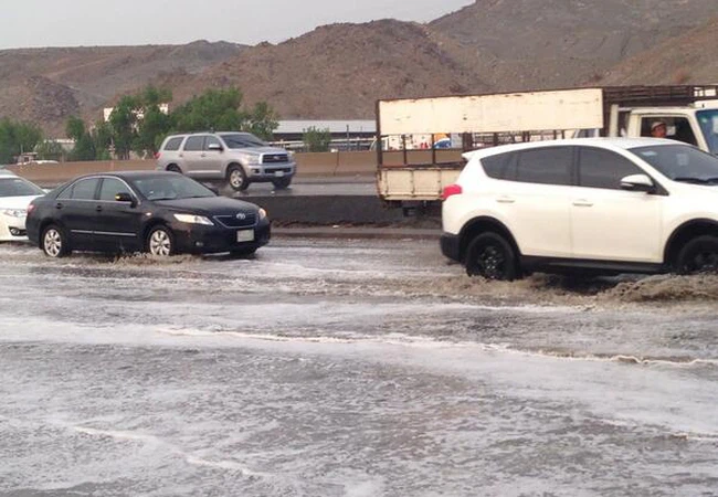 الأمطار تزور منطقة مكّة لليوم الثاني على التوالي مع اقتراب الحج