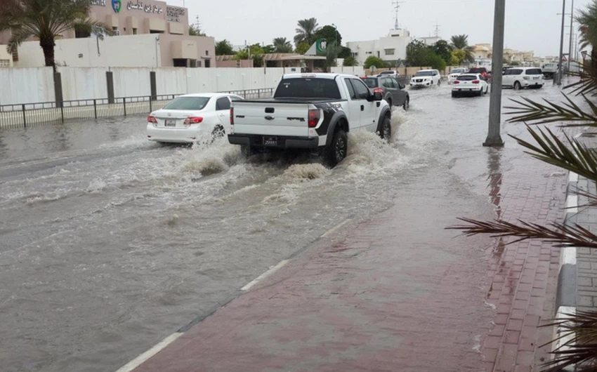 أمطار غزيرة تغرق شوارع قطر 