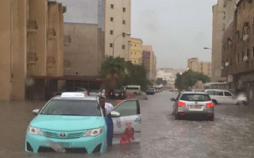 أمطار غزيرة تغرق شوارع قطر 