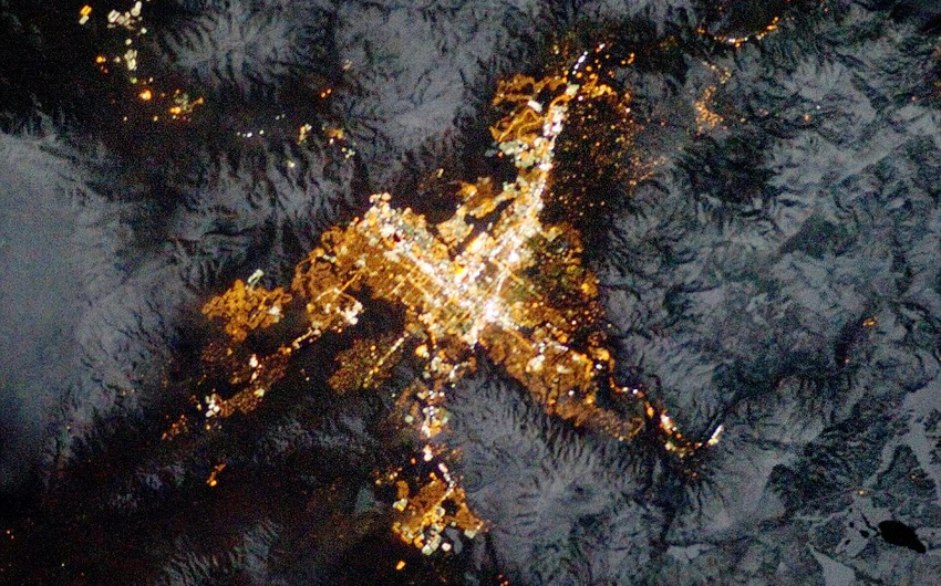 أضواء مدينة رينو و هي محاطة بالثلوج يوم 28-1-2013