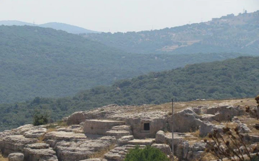 تحتوي بعض آثار رأس منيف على كتابات يونانية قديمة