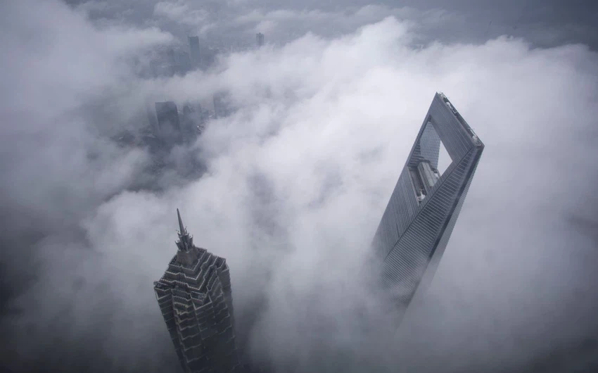 En images : des scènes étonnantes de villes mondiales couvertes de brouillard