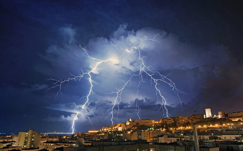 استطاع  المصور ستيفانو غارو التقاط صور لعاصفة رعدية .