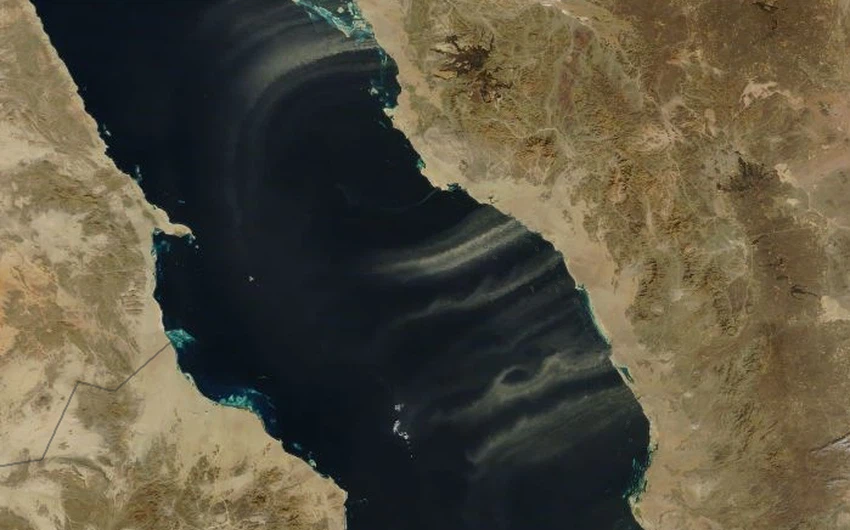 ناسا ترصد عدّة صور لاندفاع الغبار من السعودية إلى مياه البحر الأحمر 