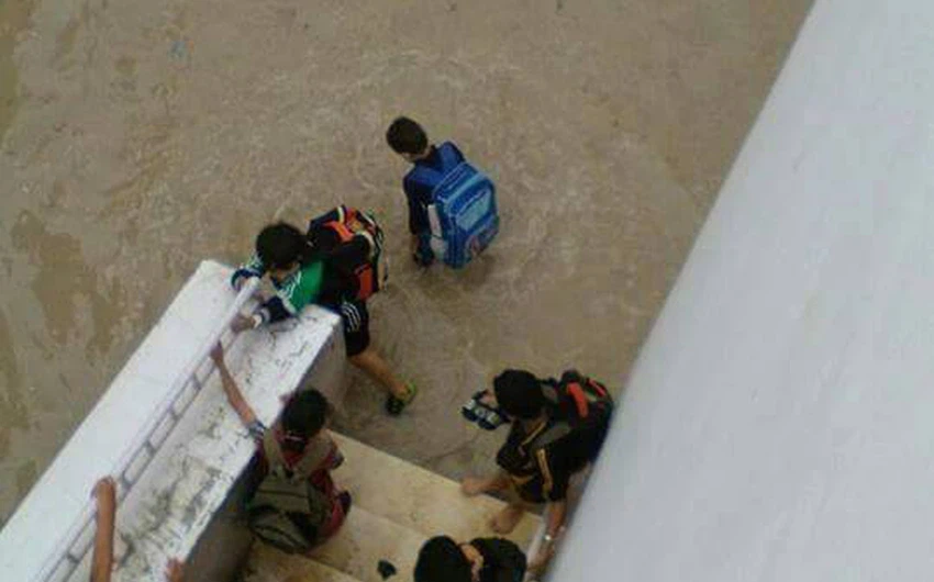 بالصور: طلبة المدارس من الأكثر تضررا خلال الحالة الجوية الأخيرة  