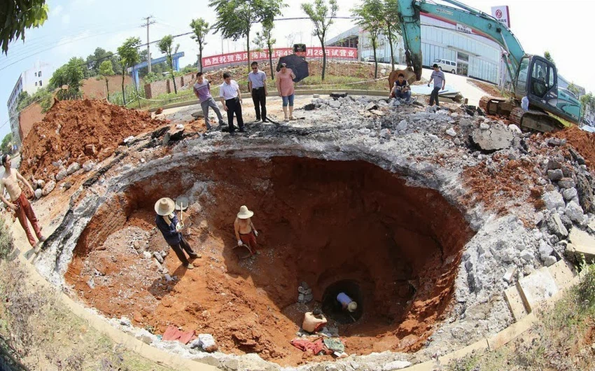 عملية إنقاذ داخل حفرة سقطت بسائق دراحة إلى أعماق الأرض في الصين