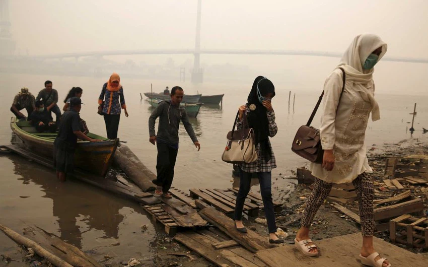 إندونيسيا ترسل الآلآف لمكافحة الحرائق والتلوث يقفز لمستويات خطيرة