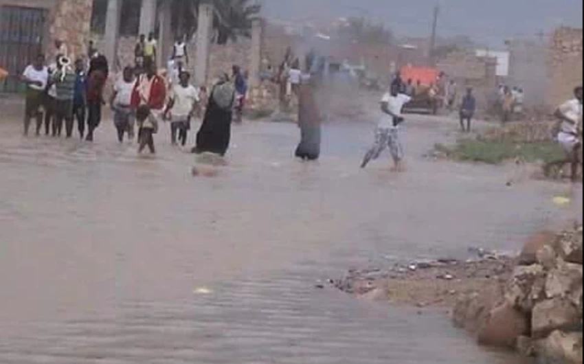 بالصور: الإعصار شابالا يصل سواحل جزيرة سقطرى اليمنية 