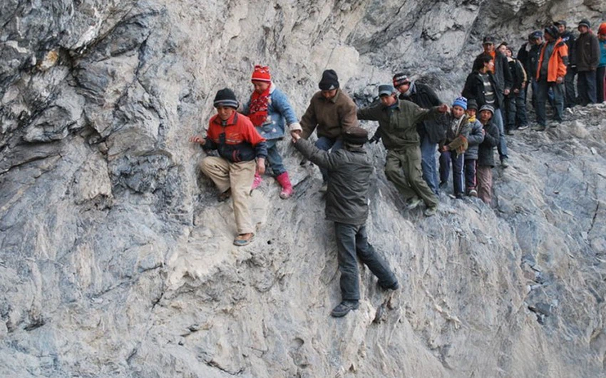 يقطعون 200 متر عبر التسلق بالجبال في الصين