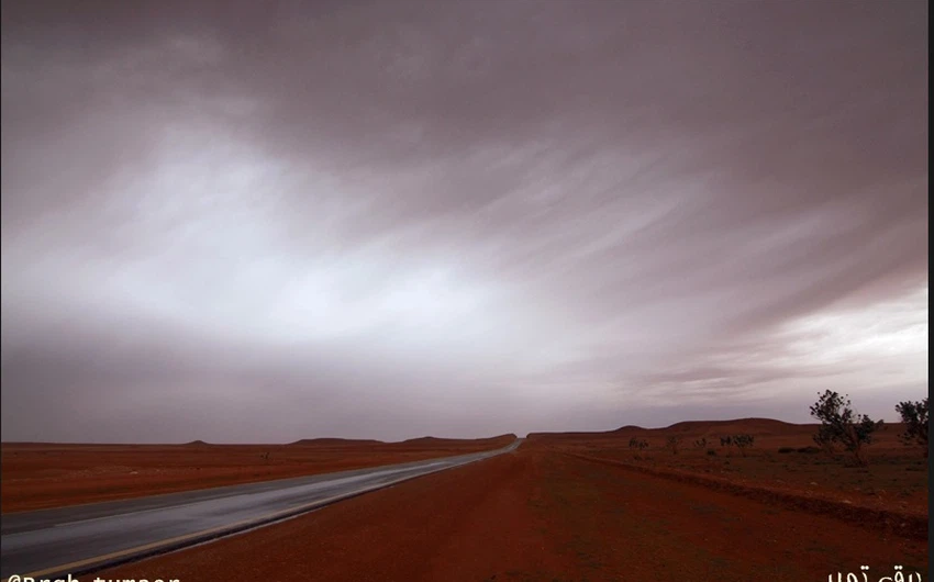 مشهد جميل للسحب الماطرة مع رمال الصحراء
