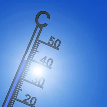 ما هي العوامل التي تعتمد عليها درجة حرارة الجو؟