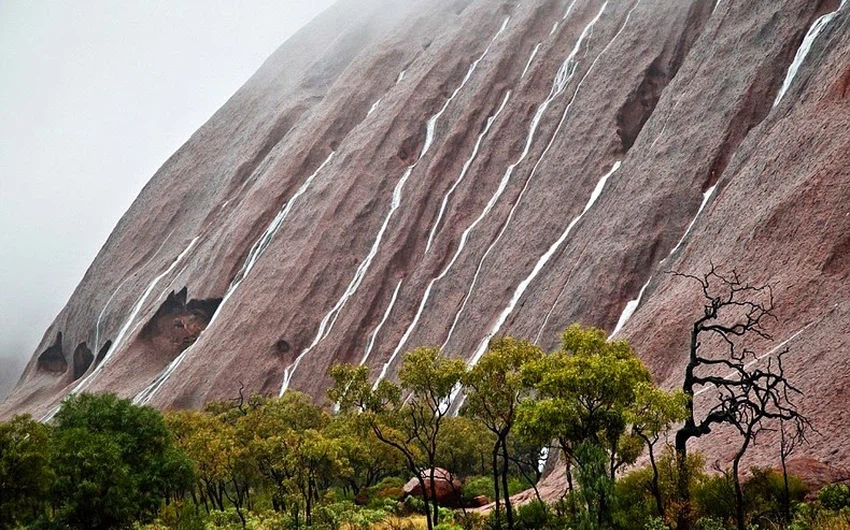 صور مدهشة لشلالات صخرة "أولورو" في أستراليا
