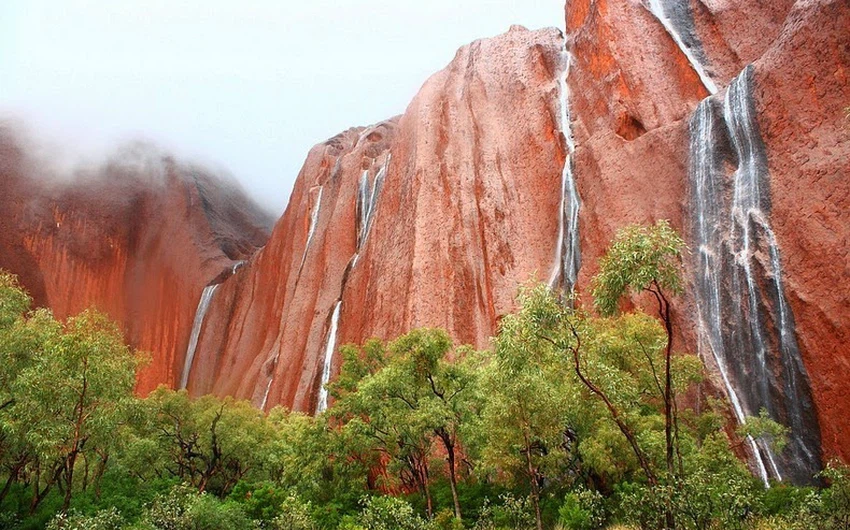 صور مدهشة لشلالات صخرة "أولورو" في أستراليا